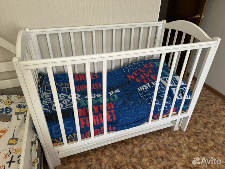 Детская кроватка с маятником