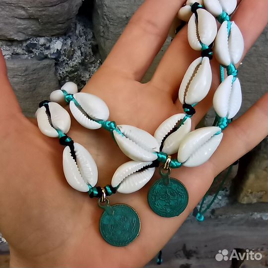 Ожерелье из ракушек Каури с подвеской