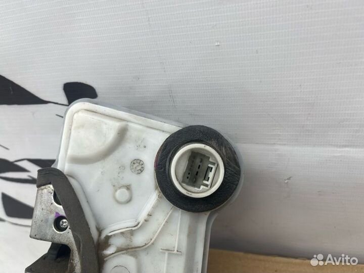 Замок двери передний левый Toyota Corolla 180