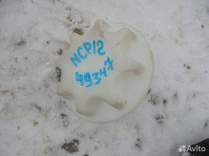 Крепление запасного колеса Toyota Platz NCP12