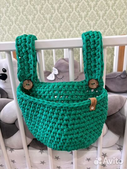 Вязаная сумка органайзер для детской кроватки