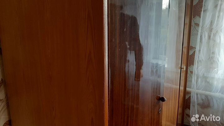 Шкаф платяной лакированный советских времен