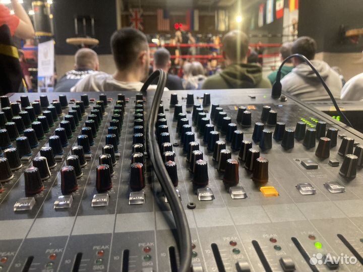 Диджей и звуковое оборудование