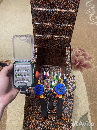 Рыболовный зимний ящик, удочки, мормышки