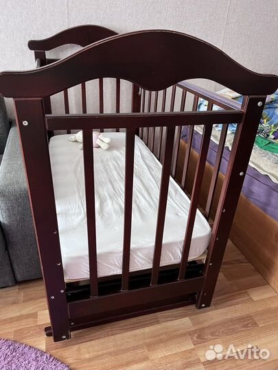 Детская кроватка с поперечным маятником
