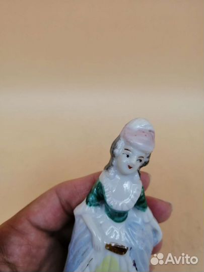 Фарфоровая статуэтка 