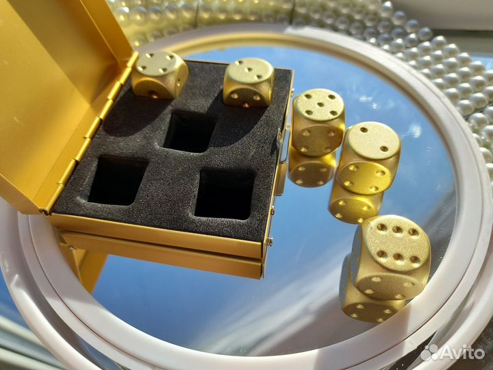 Коллекционные игральные кубики(золотые) из металла