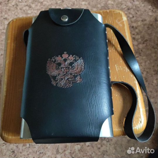 Фляжка подарочная в кожаном чехле