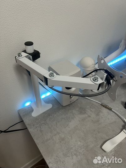 Белый кронштейн для монитора рэмо