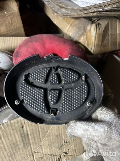 Эмблема Toyota Toyota Land Cruiser передняя