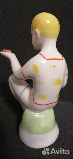 Фарфоровая статуэтка Мальчик с бабочкой