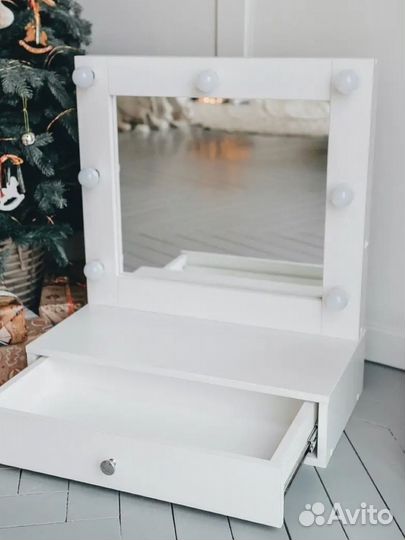 Гримерное зеркало с лампочками