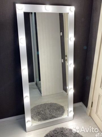 Гримерное зеркало с лампочками