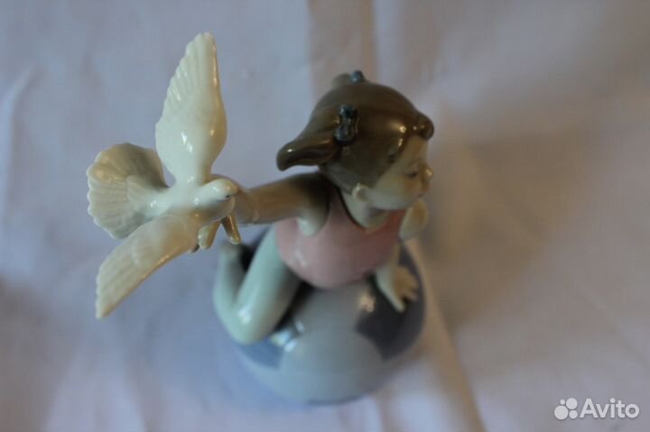 Фарфоровая фигурка NAO Девочка на шаре с голубем