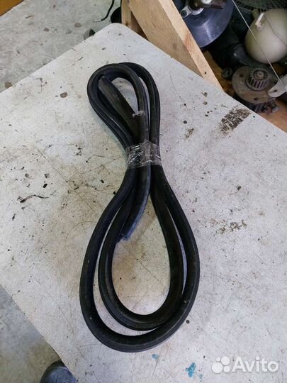 Уплотнитель стекла передний правый Rover 75