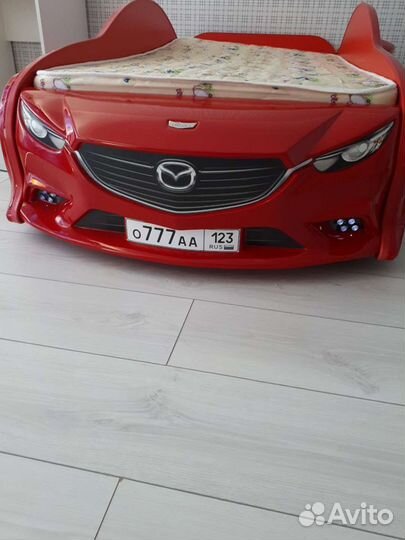 Детская кровать машина