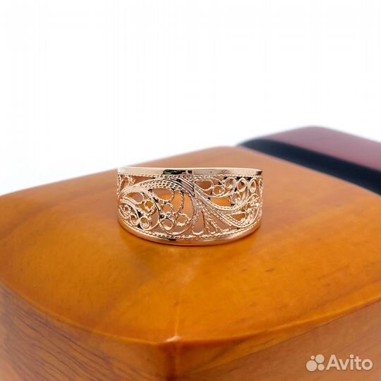 Золотое кольцо 585пр. вес: 2,19гр. размер: 18,9