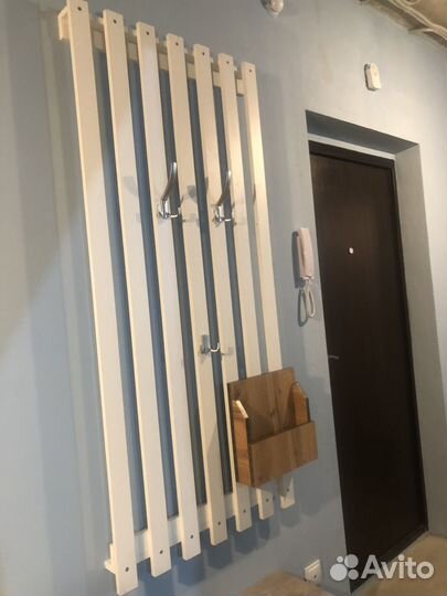 Вешалка настенная с ключнецей