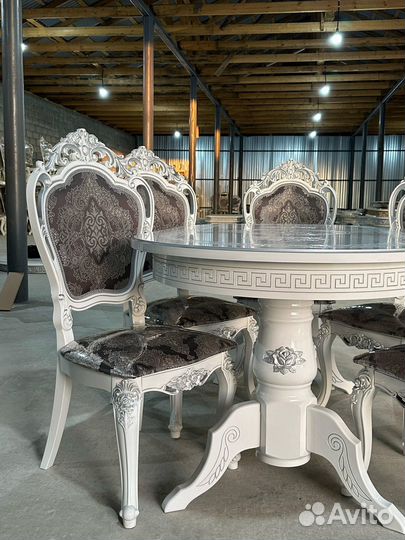 Стол и стулья