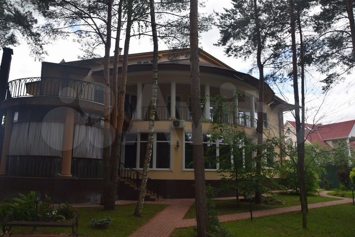 Коттедж 840 м² на участке 30 сот.