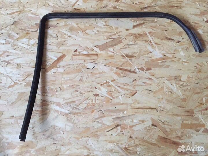 Молдинг стекла задний левый Mercedes-Benz E-Class