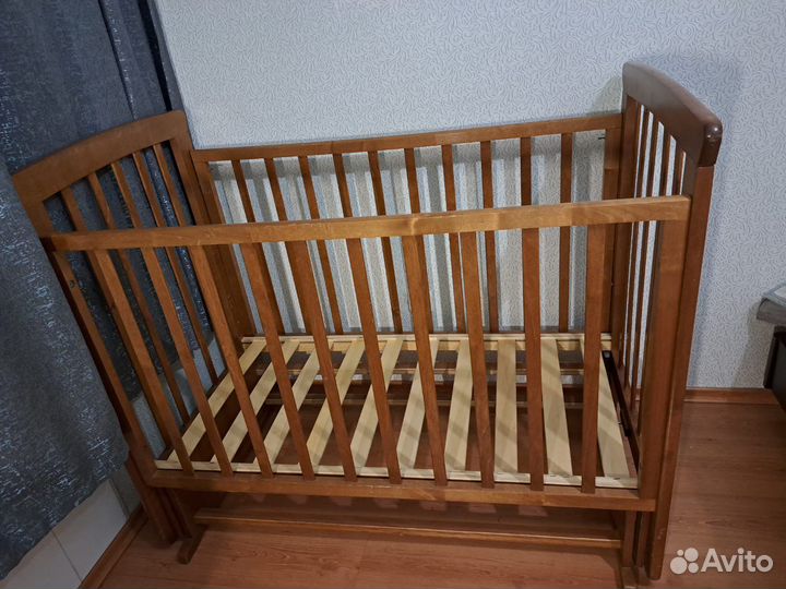 Детская кроватка с маятником