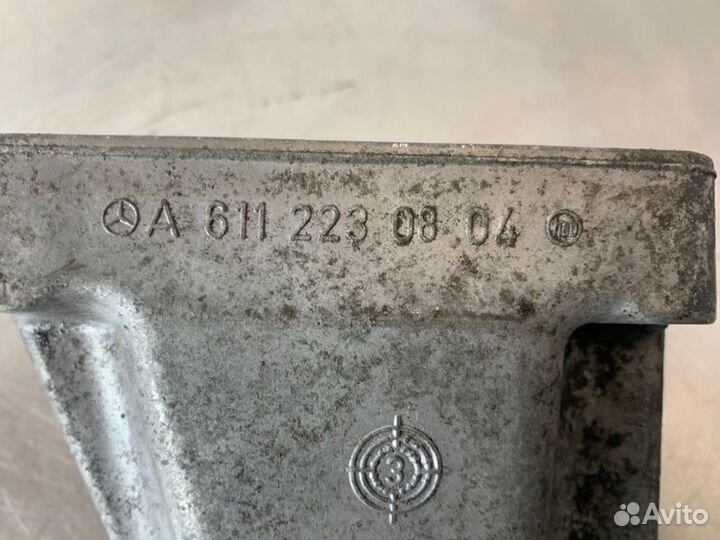 Кронштейн двигателя правый Mercedes C-Class W203