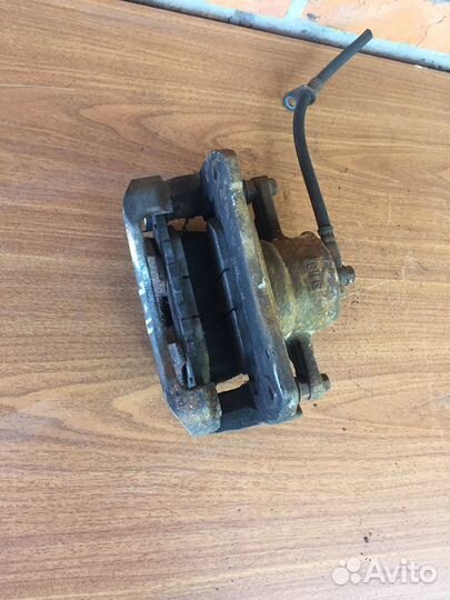 Суппорт передний левый Toyota Camry v40