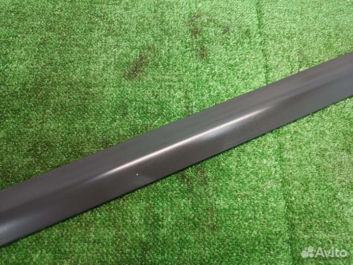 Нижний молдинг передней левой двери Audi a6 c5