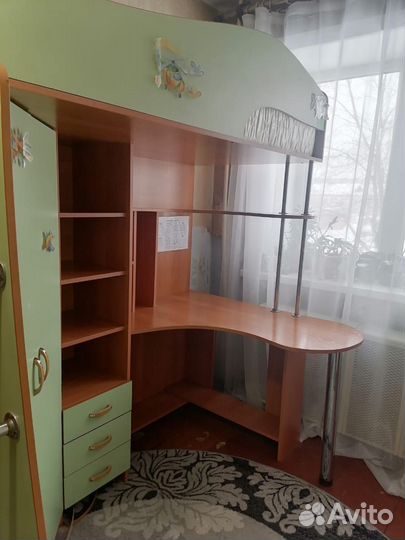 Детская кровать чердак со столом и шкафом