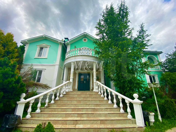 Коттедж 1001 м² на участке 55 сот.