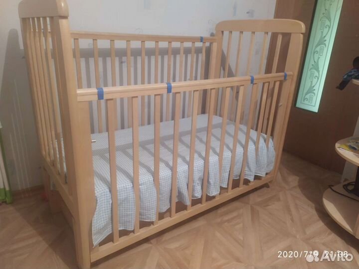 Детская кроватка с продольным маятником