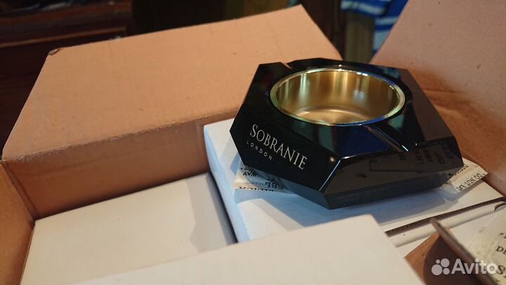 Пепельница для дома и бара. чёрный камень с латунн