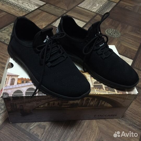 Спортивные кроссовки