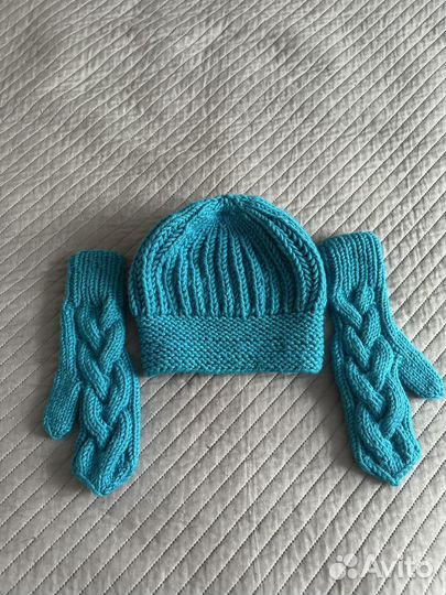 Продам шапку и варежки комплект