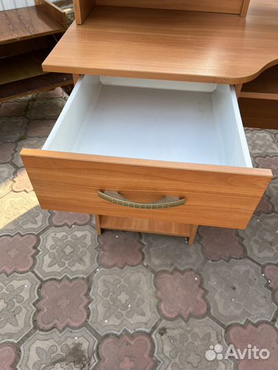 Стол комьютерный и клавиатура