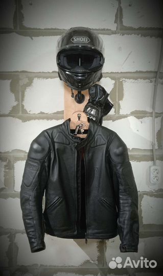 Вешалка для мотошлема настенная