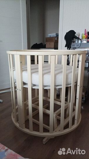 Детская кроватка с маятником