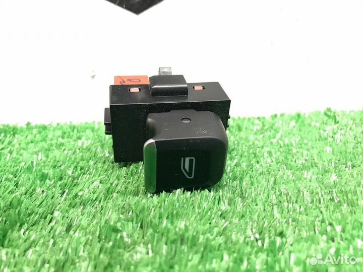 Кнопка стеклоподъемника передняя правая (R)