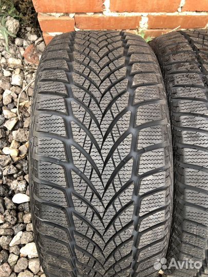 Goodyear UltraGrip Ice 2 215/45 R17 92T