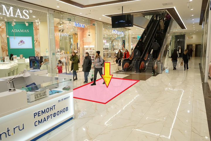 Островок 8 м² на 1-м эт у входа в ТЦ у метро