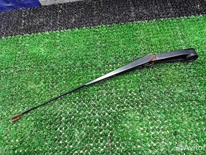 Поводок стеклоочистителя правый Nissan Pathfinder