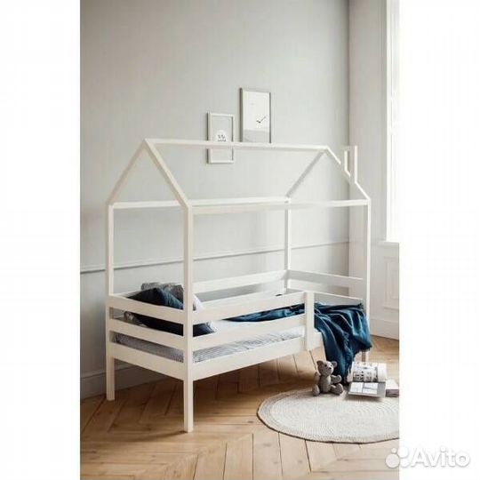 Кроватка из массива детская домик высокий борт