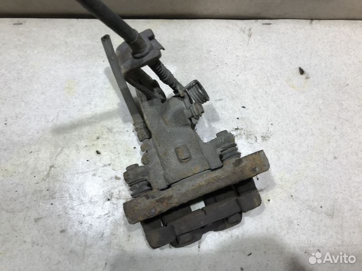 440112F500 Суппорт левый Nissan Almera N16