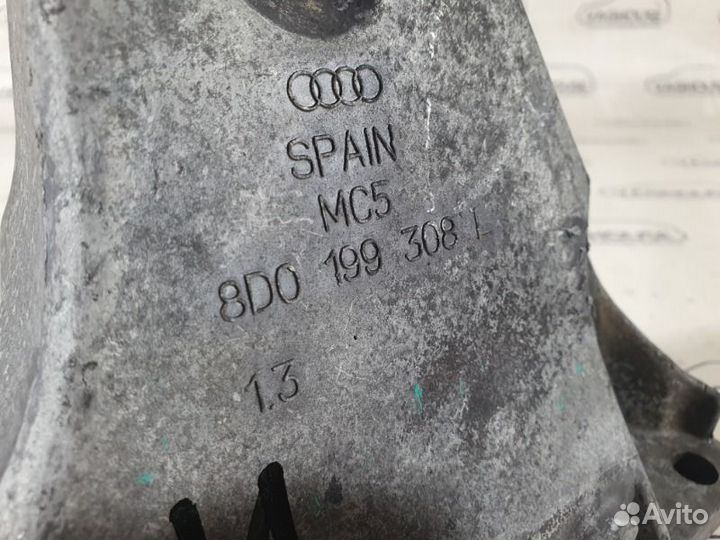 Кронштейн двигателя правый Volkswagen Passat B5