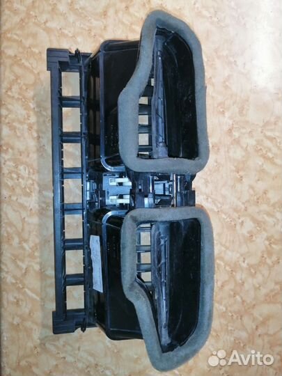 Дефлектор в торпедо центральный VW Polo sedan