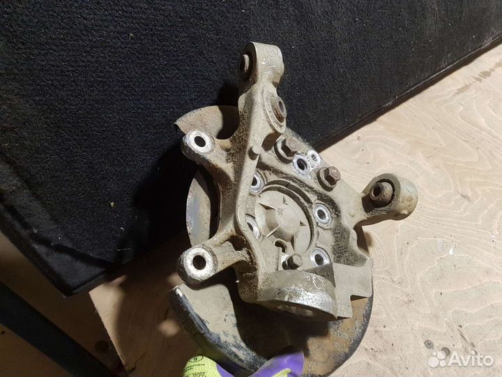 Кулак задний левый Nissan teana j31