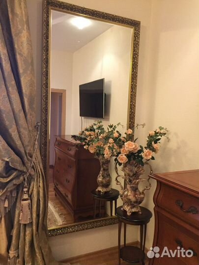 Большое зеркало в деревянном багете