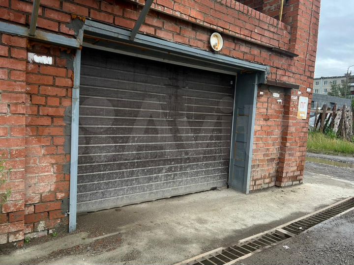 Гараж, > 30 м²