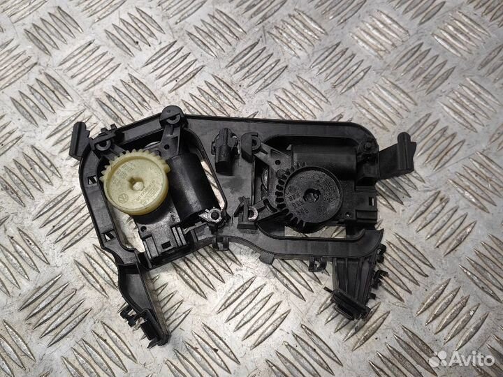 Моторчик заслонки отопителя Skoda Rapid